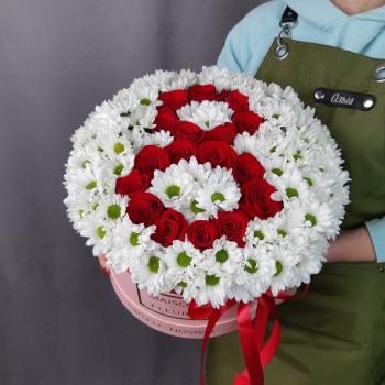 Коробка из роз и хризантем  с 8 марта Артикул  60510