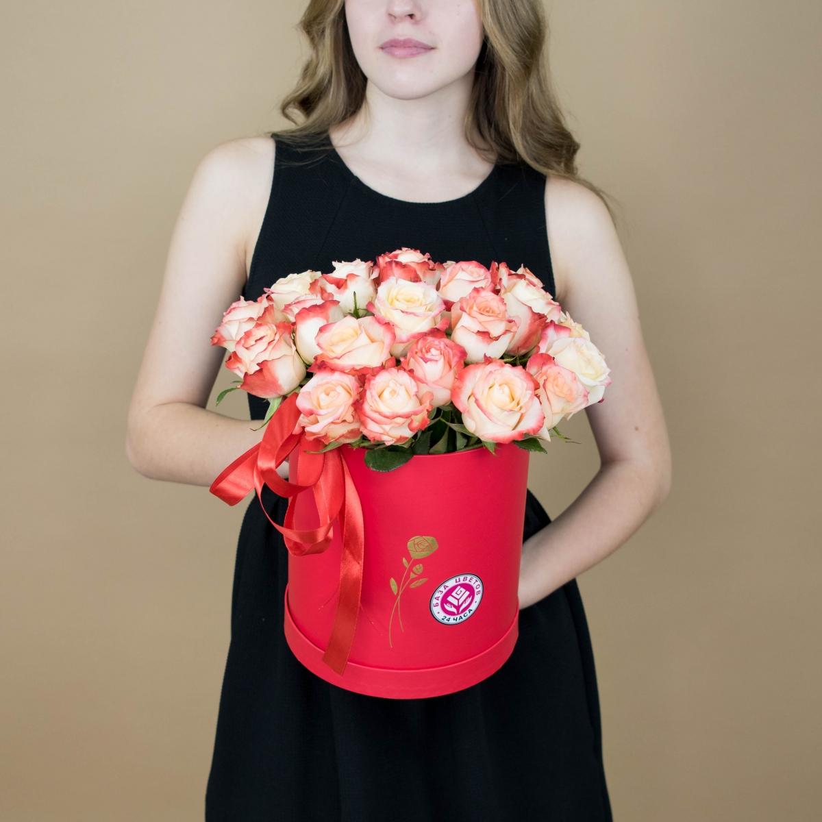 Розы красно-белые в шляпной коробке [код товара: 780]
